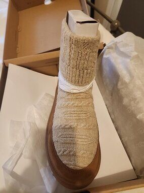 UGG Women's Classic Mini Cable Knit Boots – Chestnut – Size 9 – New in Box